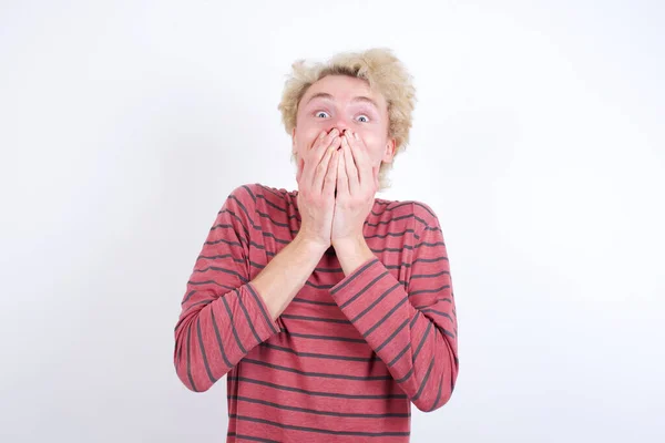 Vivacious Young Blond Man Giggles Joyfully Covers Mouth Has Natural — Φωτογραφία Αρχείου