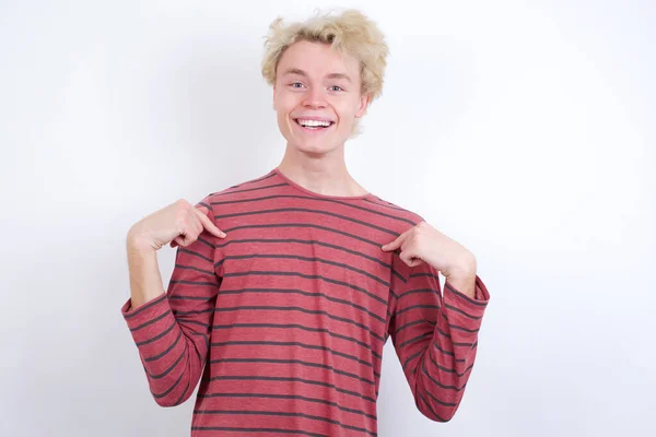 Młody Blond Mężczyzna Wskazuje Jego Ciało Będąc Dobrym Nastroju Zakupie — Zdjęcie stockowe