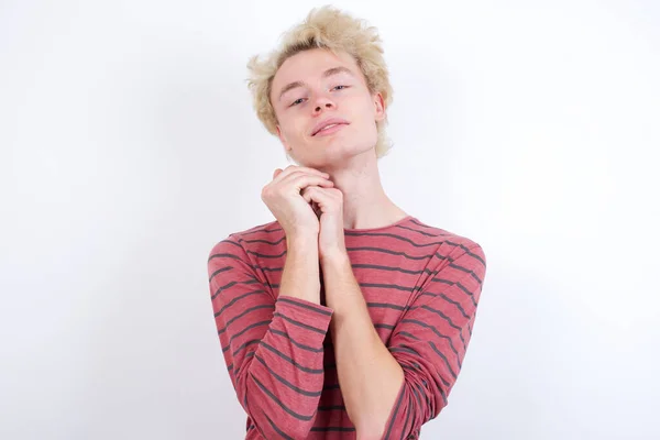 Jeune Homme Blond Positif Sourit Joyeusement Heureux Recevoir Agréables Nouvelles — Photo