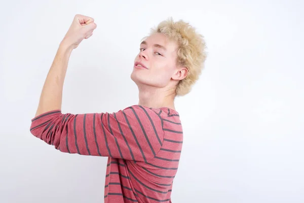 Portret Van Krachtige Vrolijke Jonge Blonde Man Met Spieren — Stockfoto