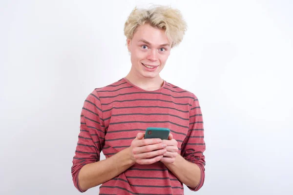 Jonge Blonde Man Geniet Van Verre Communicatie Maakt Gebruik Van — Stockfoto