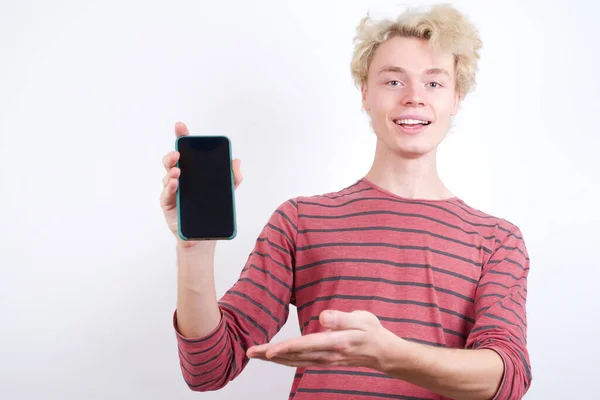 携帯電話を持った若いブロンドの男 スマートフォンを 広告コンセプト — ストック写真