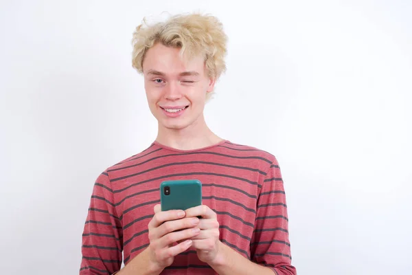 Mladý Blonďatý Muž Drží Smartphone Mrkání — Stock fotografie