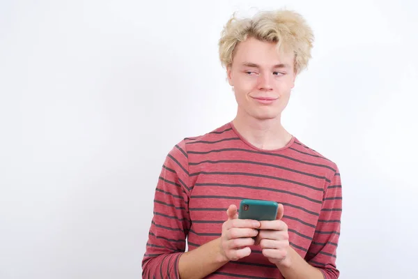 Mladý Blondýnka Muž Drží Telefon Ruce Čte Dobré Zprávy Pro — Stock fotografie