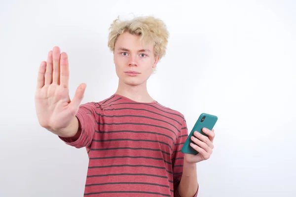Молодий Блондин Використовує Смс Смартфоном Відкритою Рукою Робить Знак Зупинки — стокове фото