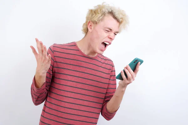 Θυμωμένος Νεαρός Ξανθός Άντρας Ουρλιάζει Στο Τηλέφωνο Τσακώνεται Έναν Υπάλληλο — Φωτογραφία Αρχείου