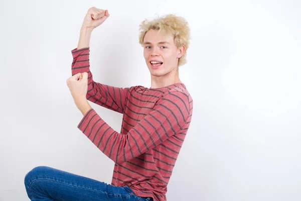 Фотографія Профілю Збудженого Молодого Блондинки Піднімає Кулаки Святкують Чорну Ятницю — стокове фото