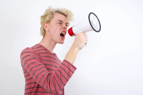 Jovem Loiro Gritando Através Megaphone — Fotografia de Stock