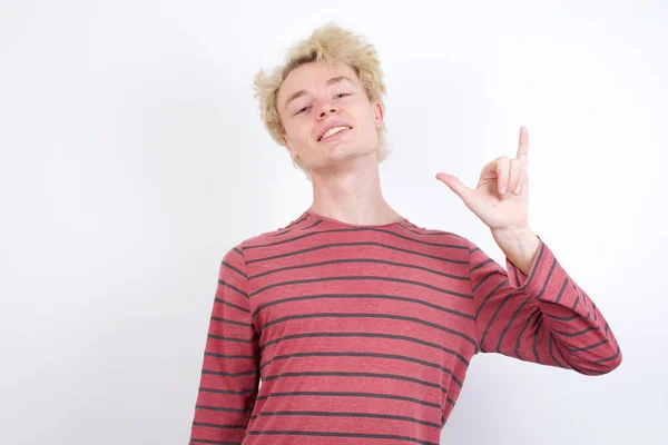Mladý Blond Muž Ukazuje Číslo Šest Liu Prsty Gesto Znaku — Stock fotografie