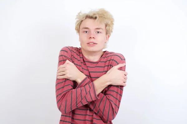 Ung Blond Man Pekar Upp Med Fingrarna Nummer Tio Kinesiska — Stockfoto