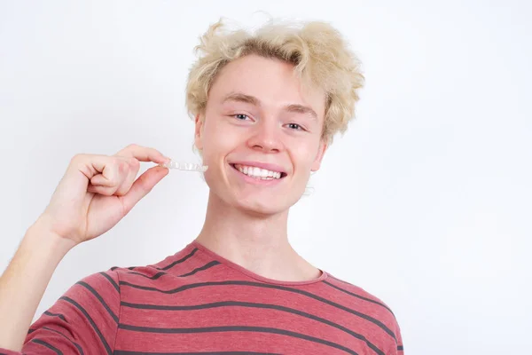Νεαρός Κρατάει Έναν Αόρατο Αλιγνίτη Οδοντιατρική Περίθαλψη Και Εμπιστοσύνη Έννοια — Φωτογραφία Αρχείου