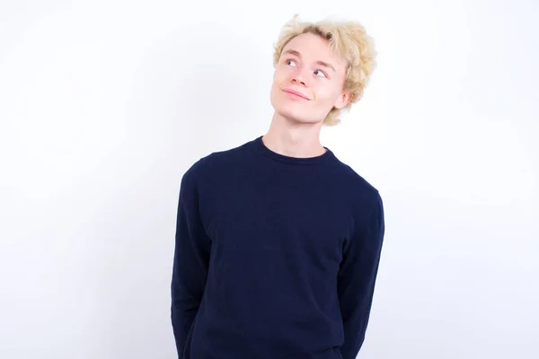 Jonge Blonde Man Kijken Opzij Lege Ruimte Bedachtzaam — Stockfoto