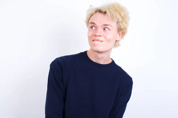 Amazed Jonge Blonde Man Bijten Lip Zoek Lastig Lege Ruimte — Stockfoto