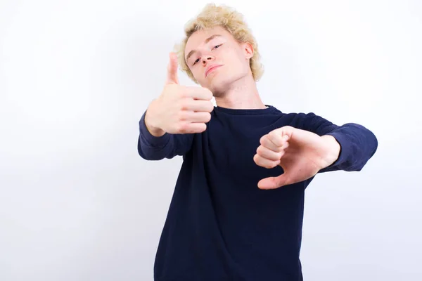 Mladý Blondýnka Muž Ukazuje Palce Nahoru Palce Dolů Těžké Vybrat — Stock fotografie