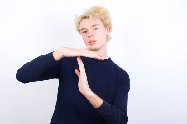 Junger Blonder Mann Ist Aufgebracht Zeigt Eine Auszeit Geste Braucht — Stockfoto