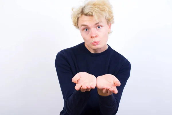 Młody Blondyn Człowiek Wysyłając Cios Pocałunek Nadętymi Ustami Trzymając Dłonie — Zdjęcie stockowe