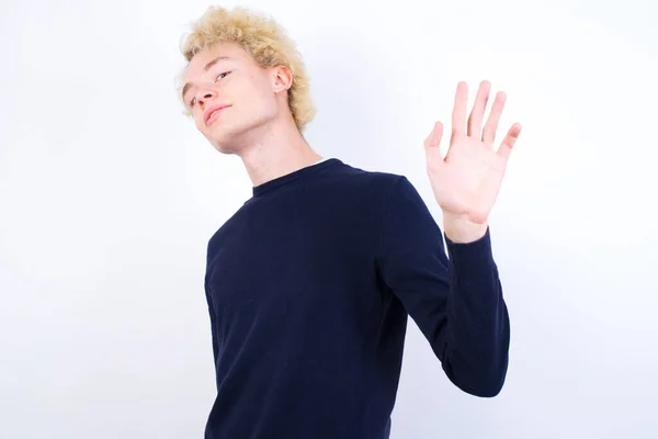 Jonge Blonde Man Aarzelend Zeggen Hallo Blij Glimlachend Vriendelijk Welkom — Stockfoto