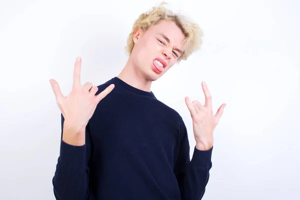 Mladý Blondýnka Muž Dělat Rock Ruční Gesto Ukazující Jazyk — Stock fotografie