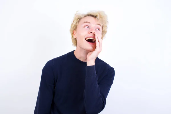 Mladý Blondýnka Muž Slyšet Neuvěřitelné Soukromé Zprávy Dojem Křik Podíl — Stock fotografie