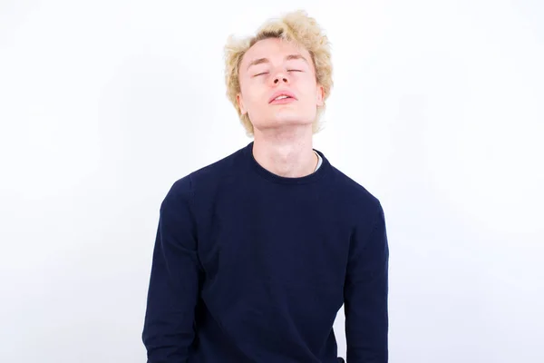 Jonge Blonde Man Zoek Slaperig Moe Uitgeput Voor Vermoeidheid Een — Stockfoto