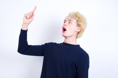 Kafkasyalı genç bir adam işaret ediyor ve dahice düşüncelerden ilham alıyor, iyi bir fikir işareti gösteriyor, zekice bir çözümü var.