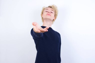 Genç beyaz adam dostça gülümseyerek selamlama ve hoş geldin diyor. Başarılı bir iş..