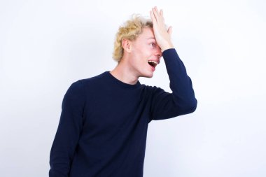 Kafkasyalı genç bir adam hata yaptığı için şaşırdı. Hatayı hatırla. Unuttum, kötü hafıza konsepti.