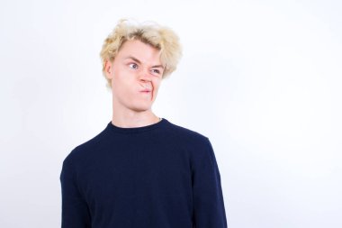 Kafkasyalı genç adam suratını buruşturuyor, çıldırmış gibi bağırıyor, özgürlüğünü ifade eden komik bir deli ve vahşi..