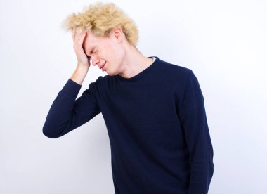 Çok üzgün ve yalnız bir beyaz adam ağlıyor.,