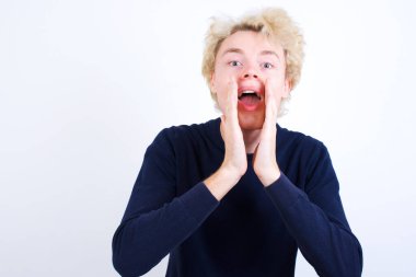 Genç, beyaz bir adam heyecanla bağırıyor..