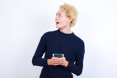 Sosyal medyada genç, beyaz bir adamın kendinden geçmiş bir şekilde çekilmiş fotosu.