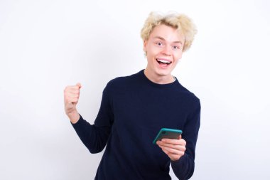 El ele tutuşup kutlama yapan beyaz bir gencin portresi.