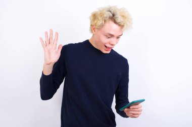 Kafkas 'lı genç adam hücresinde oturmuş haberleri okuyor.