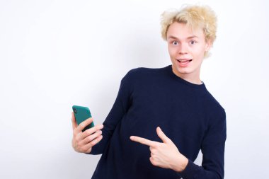 Elele tutuşan genç beyaz adam yeni hücre gösteriyor.,