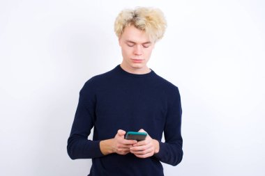 Akıllı telefon kullanan heyecanlı bir beyaz adam.