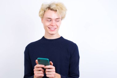 Genç beyaz adam el ele tutuşup iyi gençlik haberleri okuyor. Boş bir yer ilanı gibi görünüyor.