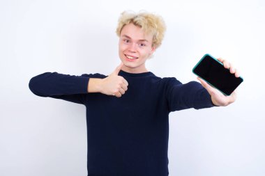 Elele tutuşan beyaz bir adamın portresi siyah perde başparmağını kaldırıyor.