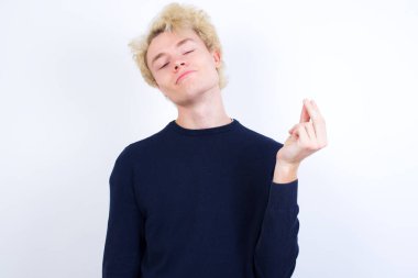 Kafkasyalı genç adam elini göstererek Çin işaret diliyle Q harfinde yedi parmak hareketi gösteriyor. 