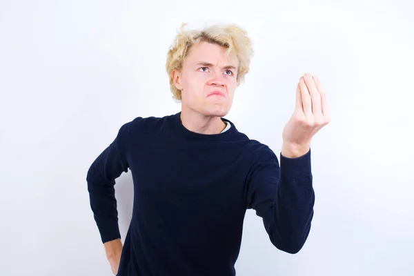 Νεαρός Καυκάσιος Άνδρας Θυμωμένος Gesturing Τυπική Ιταλική Χειρονομία Χέρι Κοιτάζοντας — Φωτογραφία Αρχείου