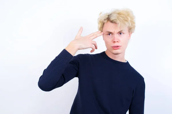 Ongelukkig Jonge Blonde Man Maakt Zelfmoord Gebaar Imiteert Pistool Met — Stockfoto