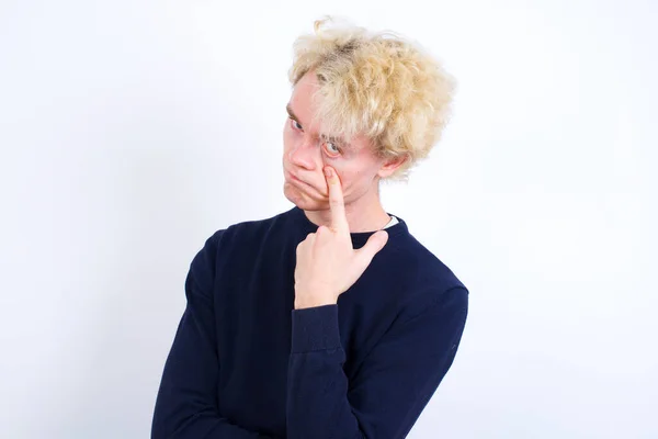 Młody Blondyn Wskazujący Oko Obserwujący Twój Gest Podejrzany Wyraz Twarzy — Zdjęcie stockowe