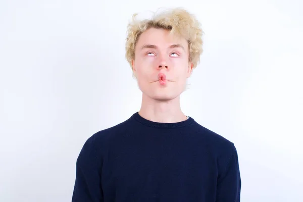Jonge Blanke Man Die Vissengezicht Trekt Met Lippen Gek Komisch — Stockfoto