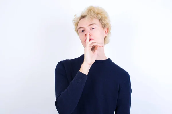 Jonge Blanke Man Maakt Stille Gebaren Houdt Vinger Lippen Stilte — Stockfoto