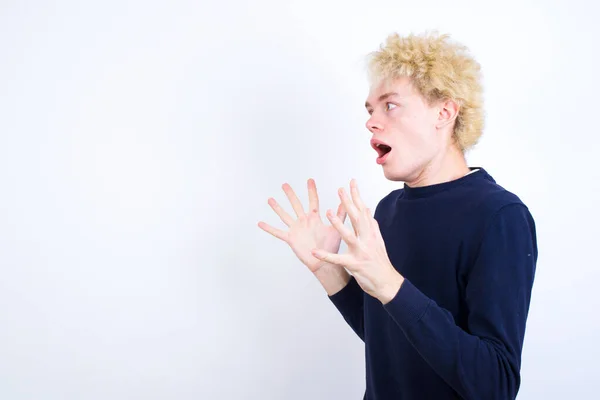 Joven Caucásico Hombre Grita Fuerte Mantiene Los Ojos Abiertos Las — Foto de Stock