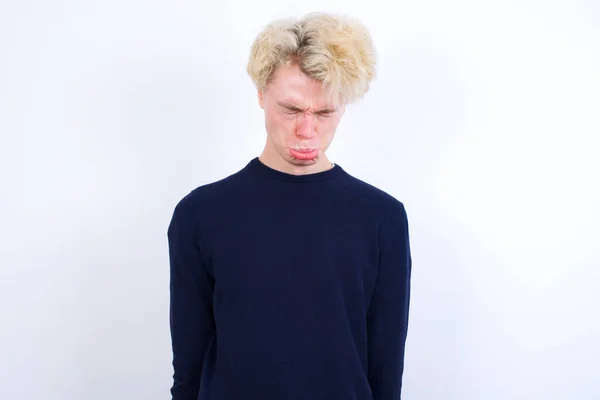 Droevige Sombere Jonge Blanke Man Heeft Problemen Problemen Buigt Onderlip — Stockfoto