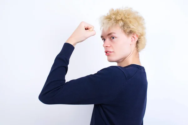 Retrato Poderoso Jovem Caucasiano Alegre Mostrando Músculos — Fotografia de Stock