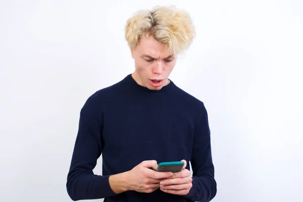 Επικεντρωμένος Νεαρός Καυκάσιος Χρησιμοποιεί Smartphone Διαβάζει Ειδήσεις Στα Μέσα Κοινωνικής — Φωτογραφία Αρχείου