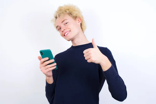 Portret Van Jonge Blanke Man Met Behulp Van Sms Met — Stockfoto