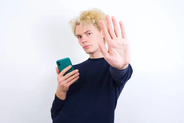Νεαρός Καυκάσιος Άντρας Που Χρησιμοποιεί Και Στέλνει Μηνύματα Smartphone Ανοιχτό — Φωτογραφία Αρχείου