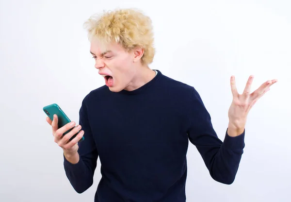 Θυμωμένος Νεαρός Καυκάσιος Άντρας Ουρλιάζει Στο Τηλέφωνο Τσακώνεται Έναν Υπάλληλο — Φωτογραφία Αρχείου